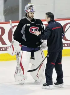  ?? JOHN KENNEY/ THE GAZETTE ?? Goaltendin­g coach Stéphane Waite speaks with Canadiens goalie Peter Budaj during practice in Brossard on Friday.