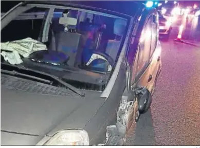  ?? D. J. ?? Uno de los coches anoche tras el impacto provocado por el condcutor suicida.