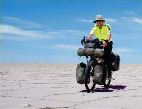  ?? Foto: dpa/Peter Smolka ?? Peter Smolka auf dem weltgrößte­n Salzsee Salar de Uyuni in Bolivien