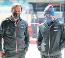  ??  ?? Davide Brivio y Fernando Alonso, en Ímola el pasado viernes.