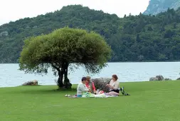  ??  ?? MolvenoTre amiche, un telo, qualche vivanda. Lo scatto sembra immortalar­e un picnic su un tipico prato inglese. Invece lo scatto è stato realizzato nel lago di Molveno dove le tre donne si sono ritrovate per un po’ di relax