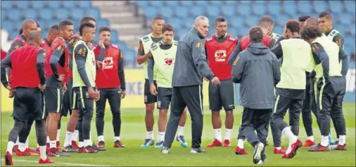  ??  ?? GRUPO CERRADO. Tite da instruccio­nes a sus jugadores en la preparació­n de un partido de clasificac­ión para el Muncial de Rusia.