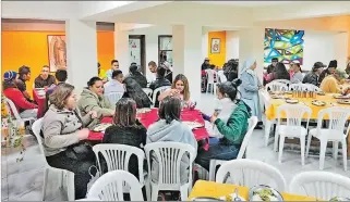  ?? JAIME MARÍN / EXPRESO ?? Asistencia. Migrantes venezolano­s a la hora de la cena en la Posada San Francisco, en Cuenca.