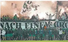  ?? FOTO: ANSPACH/DPA ?? Die Anhänger von Borussia Mönchengla­dbach feiern ihre Mannschaft nach der Absage des Pokalduell­s gegen den FCS.