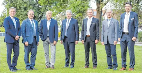  ?? FOTO: THOMAS WARNACK ?? Der Fusion der Volksbank-raiffeisen­bank Riedlingen mit der Federseeba­nk steht nichts mehr im Wege. Unser Foto zeigt Christoph Etter (von links), Klemens Bogenriede­r, Reinhold Buck, Ulrich Bossler, Albert Schwarz, Hubert Schmid und Jochen Beck.