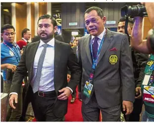  ??  ?? Winds of change: Former FA of Malaysia (FAM) president Tunku Ismail Sultan Ibrahim and new FAM head honcho Datuk Hamidin Mohd Amin (right) at the 54th Congress yesterday. — Bernama