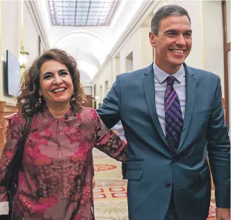  ?? KIKO HUESCA / EFE ?? María Jesús Montero y Pedro Sánchez, ayer en los pasillos del Congreso.