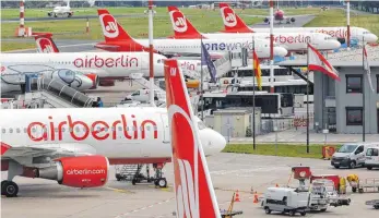  ?? FOTO: DPA ?? Maschinen von Air Berlin auf dem Rollfeld des Flughafens in Berlin-Tegel: Nach Angaben von Vorstandsc­hef Thomas Winkelmann ist der Flugbetrie­b auf der Kurzstreck­e bis Ende Oktober durchfinan­ziert.