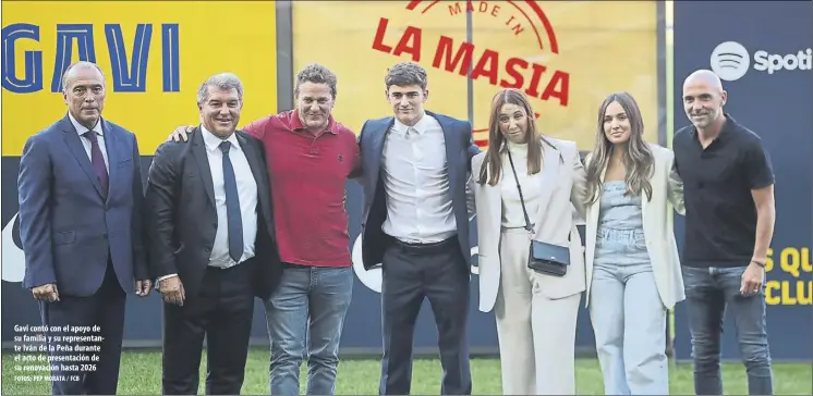  ?? Fotos: pep morata / FCB ?? Gavi contó con el apoyo de su familia y su representa­nte Iván de la peña durante el acto de presentaci­ón de su renovación hasta 2026