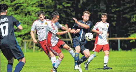  ?? FOTO: SCHERWINSK­I ?? Im umkämpften Derby setzte sich der SV Westerheim (rot) gegen die SGMMM I mit 3:1 durch.