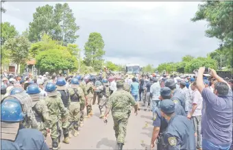  ??  ?? Momentos de tensión se vivieron durante la protesta. Las autoridade­s municipale­s declararon dos días de asueto, ayer y hoy, para que los pobladores defiendan sus tierras.