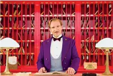  ??  ?? Cortesia e ironia Ralph Fiennes nel ruolo del concierge nel film «The Grand Budapest Hotel» di Wes Anderson, uscito nel 2014