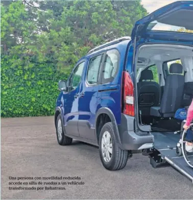  ??  ?? Una persona con movilidad reducida accede en silla de ruedas a un vehículo transforma­do por Rehatrans.