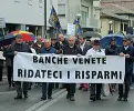  ??  ?? Partita infinita Una delle marce di protesta dei soci azzerati delle ex banche popolari venete