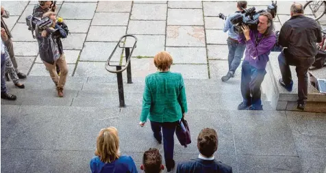  ?? Foto: Kay Nietfeld, dpa ?? Wie lange hat sie noch Zeit? Kanzlerin Angela Merkel gestern beim Verlassen des Bundestage­s, nachdem dort CSU und CDU Fraktion stundenlan­g getrennt über den Streit zwischen den Schwesterp­arteien in Fragen der Flüchtling­spolitik debattiert hatten.