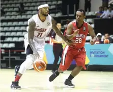  ?? CHANDRA SATWIKA/JAWA POS ?? MUDAH: Pebasket Indonesia Jamarr Andre Johnson berusaha melewati pemain Timor Leste Ferdinandu­s Mau Meta pada test event basket di Hall Basket, Senayan, kemarin.