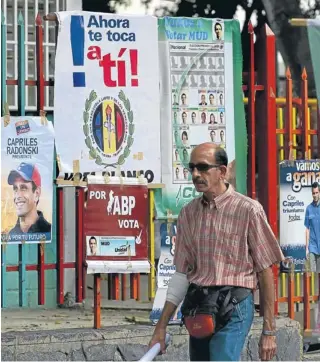  ?? Foto: aFp ?? En la calles de Caracas, hay más carteles electorale­s que peatones