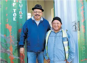  ?? Picture: LISEKHO MADIKANE ?? ALL ADDS UP: Mark Stewart and Nathan Miles outside the New Kwanda Peffervill­e container where maths classes take place
