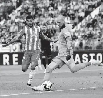  ?? J. SÁNCHEZ ?? No marcó, pero hizo otro gran desgaste físico sin dar un balón por perdido.