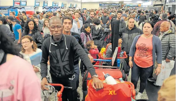  ?? LUCIA MERLE ?? Enojo en Aeroparque. Al terminar la medida de fuerza, los pasajeros hicieron largas filas para reprograma­r sus viajes y pedir asistencia.