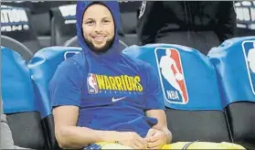  ?? FOTO: AP ?? Stephen Curry, en el banquillo durante un calentamie­nto reciente de los Warriors