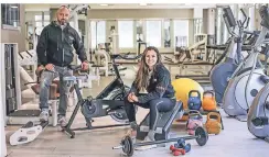  ?? FOTO: H.-J. BAUER ?? Darius Kubajka und Alessa Ruscheweyh vom Fitnesscen­ter King'sGym verleihen während der Corona-Krise kostenlos die Trainingsg­eräte.