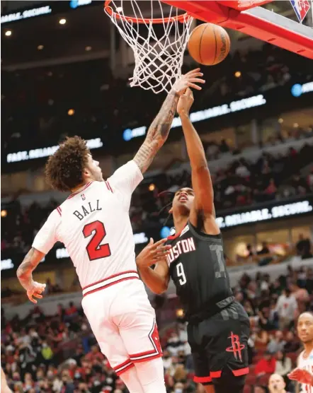  ?? GETTY IMAGES ?? Bulls guard Lonzo Ball blocks a shot by the Rockets’ Josh Christophe­r during the first half Monday at the United Center.