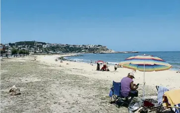  ?? JORDI JOAN BAÑOS ?? Banyistes a la platja de Karaburun, un poble que quedaria separat d’Istanbul pel canal