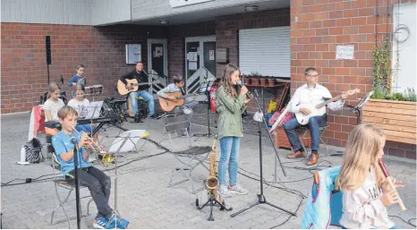  ?? FOTO: WIEDENHÖFE­R ?? Coronabedi­ngt durften diesmal nur zwölf Kinder teilnehmen. Dafür hat Bürgermeis­ter Raimund Müller die Band verstärkt.