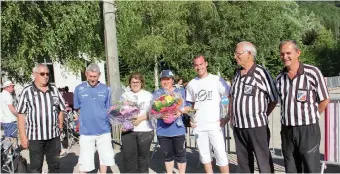  ??  ?? Les vainqueurs maillot blanc, les finalistes maillot bleu et les arbitres maillot rayé.