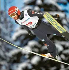  ??  ?? Weil der Skisprunga­nzug von Markus Eisenbichl­er laut Kontrolleu­re zu groß war, wurde er beim Weltcup in Rasnov disqualifi­ziert.