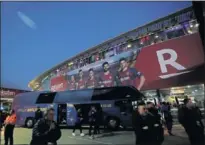  ??  ?? El momento en que accedió el bus del Barça al estadio.