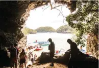  ?? JOJO RIÑOZA ?? HULING HIRIT Nag-enjoy ang mga turista sa huling araw ng mahabang holiday vacation sa Cuenco Island sa Hundred Islands National Park sa Alaminos City, Pangasinan. Balik-trabaho at balik-eskuwela na ang publiko ngayong Miyerkules.