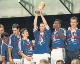  ?? GETTY IMAGES ?? Zinedine Zidane with the trophy after France won the 1998 World Cup.