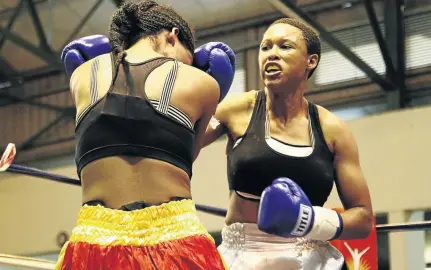  ?? / MICHAEL SHEEHAN / GALLO IMAGES ?? Nomampondo­mise Xhotyeni, left, and Nosipho Bell during the junior lightweigh­t SA title fight at the Lillian Ngoyi Sports Centre last May.