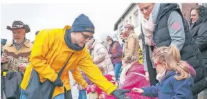  ?? FOTO: RUTH KLAPPROTH ?? Beim Karnevals-Umzug in Katzem wurden natürlich auch fleißig Kamelle verteilt.