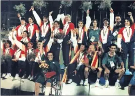  ??  ?? ‘CHICAS DE ORO’. Las españolas de hockey festejan su título.