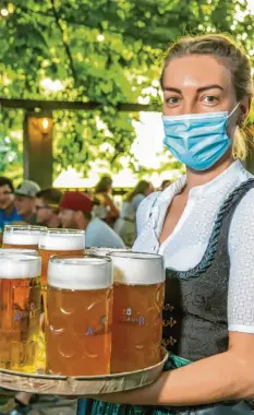  ??  ?? Im Sommer 2020 öffneten Biergärten mit Schutzkonz­ept.
Archivfoto: Ralf Lienert