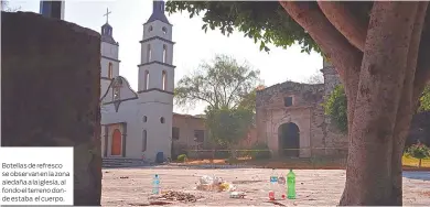  ?? ?? Botellas de refresco se observan en la zona aledaña a la iglesia, al fondo el terreno donde estaba el cuerpo.