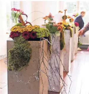  ??  ?? Internatio­nal renommiert­e Floristen stellen im und am Schloss Arcen ihre zum Teil preisgekrö­nten Blumen-Kunstwerke aus.