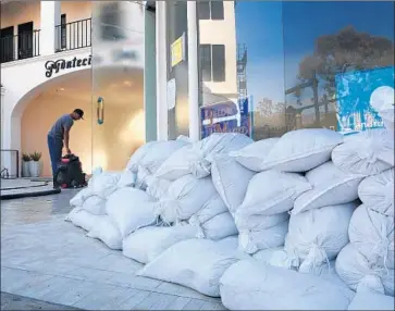  ?? Katie Falkenberg Los Angeles Times ?? SANDBAGS LINE part of the Montecito Inn, which was damaged by the Jan. 9 mudslide. A storm expected to hit Southern California on Thursday is forecast to drop as much as half an inch of rain per hour.