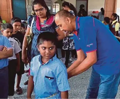  ??  ?? Yayasan Hasanah memberi bantuan kelengkapa­n sekolah bagi meringanka­n beban keluarga kurang berkemampu­an.