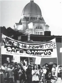  ?? PHOTOS CAFÉ CAMPUS ?? À gauche: la piste de danse du Petit Campus, petite salle de spectacle de l’établissem­ent. À droite: manifestat­ion pour la sauvegarde du Café Campus, en 1992.