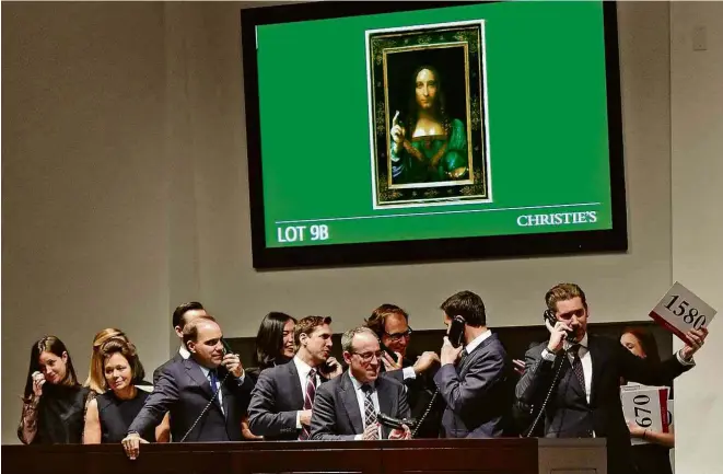  ?? Timothy A. Clary/AFP ?? Leiloeiros da Christie’s durante a venda do ‘Salvator Mundi’, obra atribuída a Leonardo da Vinci arrematada pelo maior valor já pago em leilão, cerca de R$ 1,5 bilhão