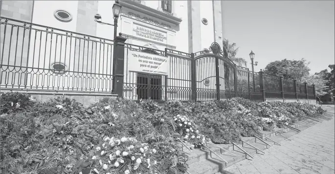  ?? Foto Carlos Ramos Mamahua ?? Junto con un mensaje, los arreglos florales dedicados al periodista Javier Valdez, asesinado el pasado lunes, fueron trasladado­s frente a la catedral de Culiacán