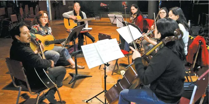  ?? ÉDGAR NEGRETE ?? Las protagonis­tas participan en todos los detalles, incluyendo la música al espectácul­o.