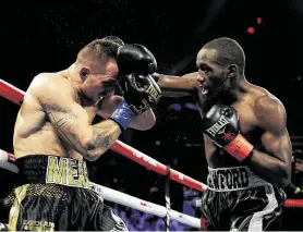  ?? Al Bello / Getty Images ?? Terence Crawford asesta un golpe al lituano Egidijus Kavaliausk­as en la pelea por el título welter de la Organizaci­ón Mundial de Boxeo, en Nueva York.