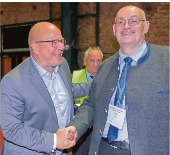  ?? FOTOS: BECKERBRED­EL ?? Christian Wirth (links) wurde nach seiner Wahl zum AfD-Landesvors­itzenden vom unterlegen­en Kandidaten Christoph Schaufert beglückwün­scht. In der Stichwahl setzte sich Wirth mit 94 zu 62 Stimmen durch.