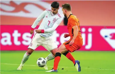  ?? AP ?? Morata y Veltman pelean por un balón en el partido que jugaron Países Bajos y España en el Johan Cruyff Arena