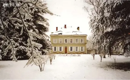  ??  ?? LA FAÇADE CLASSIQUE de cette maison du XIXe siècle cache la créativité débordante de Corinne.